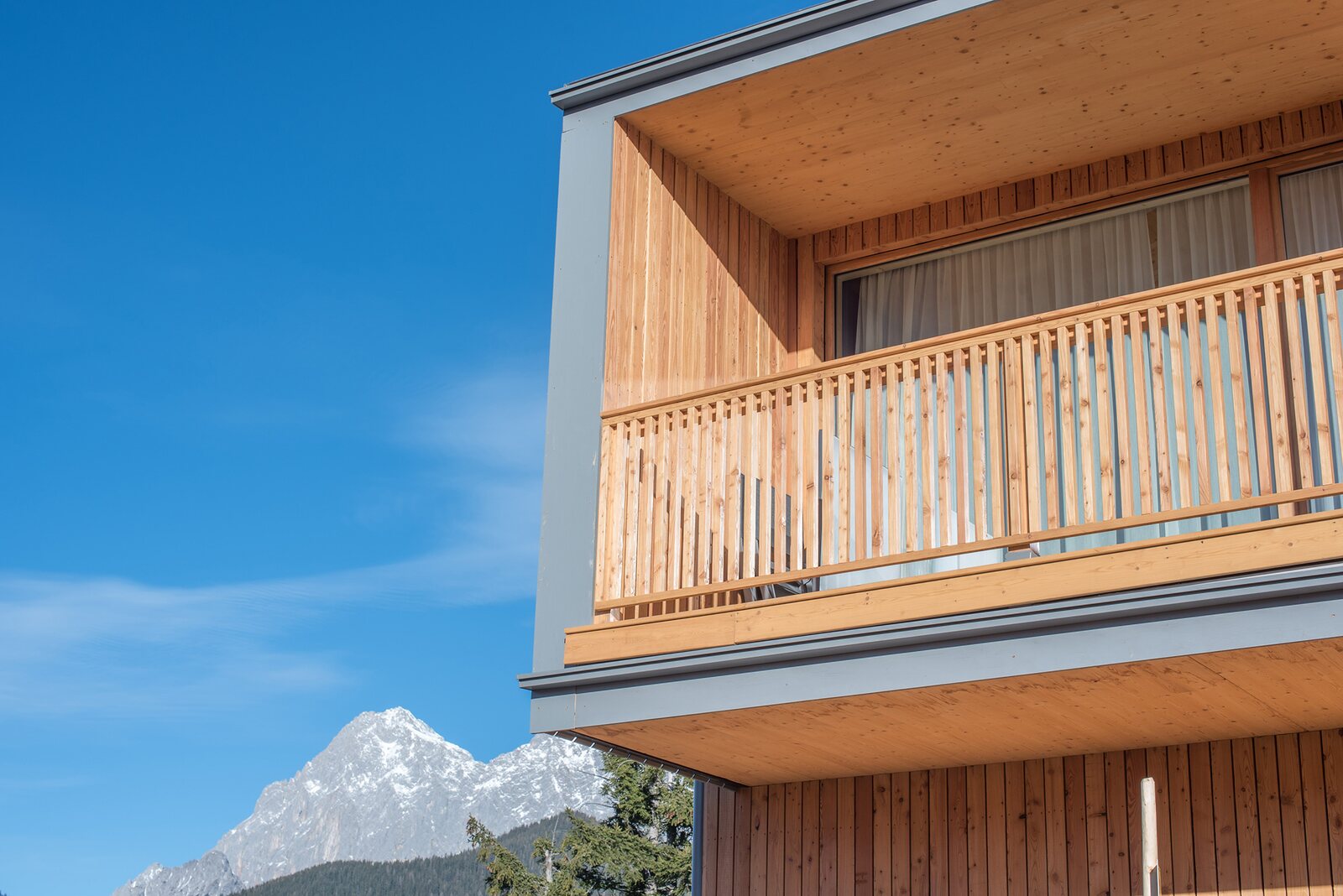 Architettura in legno dei Rittis Alpin Chalets sullo sfondo delle montagne